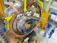 Während der Vormontage: Jeweils ein Zehntel des Anlagenrings wurde auf speziellen Vormontageständen aufgebaut. Hier zu sehen sind ein Teil des Plasmagefäßes mit thermischer Isolation, zwei der nicht-ebenen Spulen sowie eine ebene Spule.