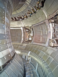 Das Plasmagefäß von ASDEX Upgrade nach dem Umbau: Die Platten des äußeren Divertorringes sind nun aus massivem Wolfram. In der Lücke des Mittelringes liegt der Manipulator zum Austauschen der Kacheln.