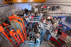 Im IPP zu besuchen: Die Fusionsanlage ASDEX Upgrade, der heißeste Ort in Deutschland. Wie die Sonne soll ein künftiges Fusionskraftwerk Energie aus der Verschmelzung von Atomkernen gewinnen. In Führungen, Experimenten, Vorträgen, Filmen und einem speziellen Programm für Kinder können die Besucher das IPP erkunden.