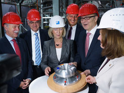 20. Mai 2014: Den symbolischen Startschuss für die Betriebsvorbereitung von Wendelstein 7-X gaben Prof. Jürgen Mlynek, Präsident der Helmholtz-Gemeinschaft, Prof. Francesco Romanelli vom Europäischen Fusionsprogramm, Bundesforschungsministerin Prof. Johanna Wanka, MPG-Präsident Prof. Peter Gruss, der Ministerpräsident des Landes Mecklenburg-Vorpommern, Erwin Sellering sowie Prof. Sibylle Günter, die Wissenschaftliche Direktorin des IPP (von links nach rechts).