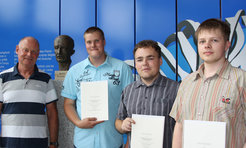 Die Preisträger Philipp Buchheister, Matthias Fahr, Christian Heuer (v. l.) und ihr Ausbilder Siegfried Hartig mit den Urkunden zum Azubi-Preis der Max-Planck-Gesellschaft.
