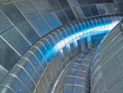 Blick in den mit massiven Wolfram-Platten ausgestatteten Divertor von ASDEX Upgrade.