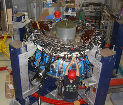 The first cables were disconnected in June: For twelve years young scientists were trained on WEGA, the Wendelstein-Experiment in Greifswald für die Ausbildung (Wendelstein Experiment in Greifswald for Training). Meanwhile the small stellarator is all packed away in crates and is on its way to new objectives in the US.