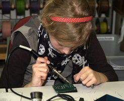 In der Elektronikwerkstatt des IPP löten die Teilnehmerinnen kleine Schaltungen zusammen.