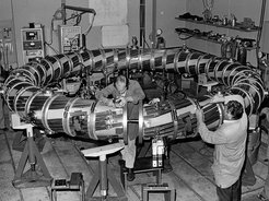 The helical current leads are wound on the plasma vessel.