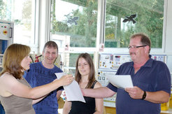 Gratulation zum Azubi-Preis (v. r.): Die Preisträger Christian Sedlmaier, Jeannine Binder und René Unverzagt mit der Wissenschaftlichen Direktorin des IPP, Prof. Dr. Sibylle Günter.