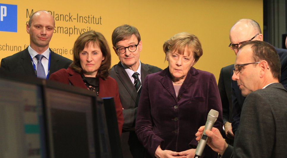 Federal Chancellor Angela Merkel pushed the button. Watching the result on the monitor: Prof. Thomas Klinger/IPP, Prof. Sibylle Günter/IPP, Prof. Otmar Wiestler, Präsident of the Helmholtz Society, Chancellor Angela Merkel, Minister-President Sellering and Dr. Christoph Biedermann/IPP.