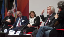 Es diskutierten (von links): Professor Robert Schlögl vom Max-Planck-Institut für chemische Energiekonversion, Dr. András Siegler, Direktor für Forschungs- und Innovationspolitik in der Europäischen Kommission, IPP-Direktorin Professor Sibylle Günter und Professor Rolf Heuer von der „High Level Group of Scientific Advisors“ der Europäischen Kommission. Die Gesprächsleitung hatte Ralph Sina, Leiter des WDR/NDR-Studios in Brüssel.