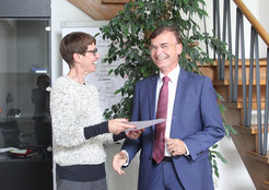 Newly appointed Honorary Professor Dr. Hans-Stephan Bosch receiving the certificate of appointment from First Vice-chancellor of TU Berlin, Prof. Christine Ahrend.