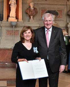 Professor Dr. Sibylle Günter wurde von Bayerns Ministerpräsident Horst Seehofer mit dem Bayerischen Verdienstorden ausgezeichnet.