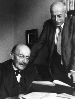 Max Planck (links) mit seinem engen Mitarbeiter und Vertrauten Max von Laue. Aus dem Nachlass Max von Laues stammt der Grundstock der IPP-Bibliothek.