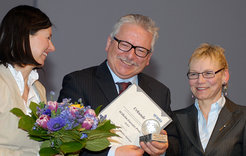 Preisverleihung (von links): Prof. Karin Flegel, Geschäftsführerin der Urania; Prof. Günther Hasinger, IPP; Prof. Dr.-Ing. Dr. Sabine Kunst, Wissenschaftsministerin des Landes Brandenburg