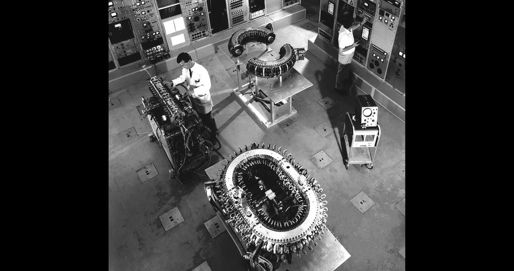 In 1960 the Wendelstein 1a stellarator goes into operation (foreground), in addition pinch experiments are investigated (till 1979).