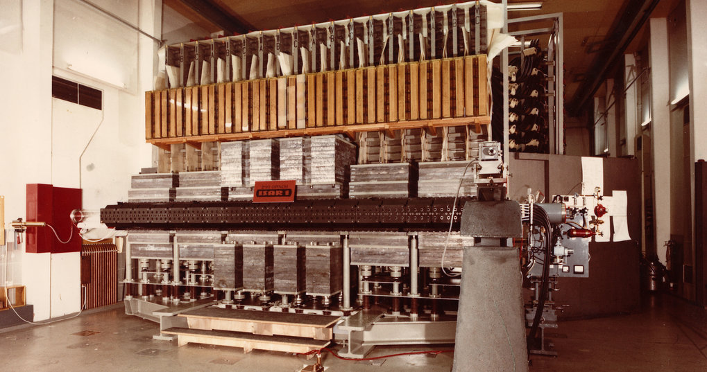 In 1964 temperature measurement by laser light scattering is developed (in the ISAR 1 theta pinch), the first reliable plasma thermometer worldwide.