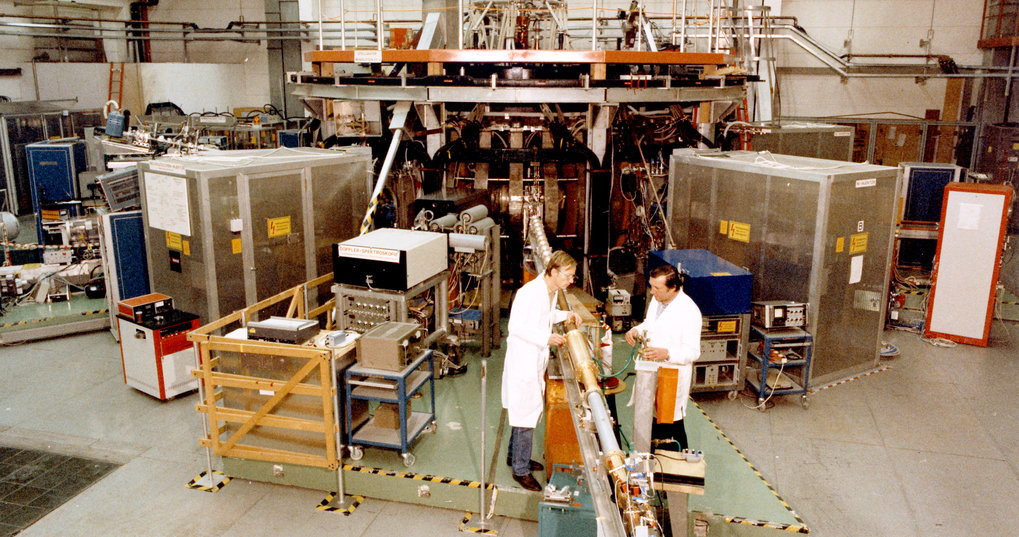 In 1980 Wendelstein 7-A (1976-1985) succeeds in the world's first genuine stellarator operation: A hot plasma is confined without plasma current solely by external magnetic fields.
