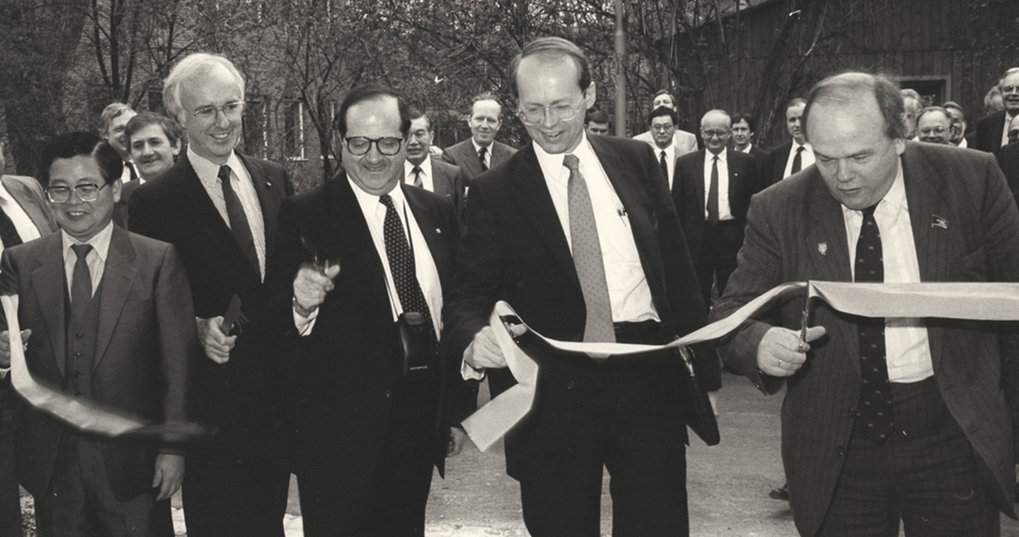 In 1988 the international ITER Group commences planning at IPP in Garching. Representatives of Japan, Europe, USA and the Soviet Union (from left to right) inaugurate the new ITER building.