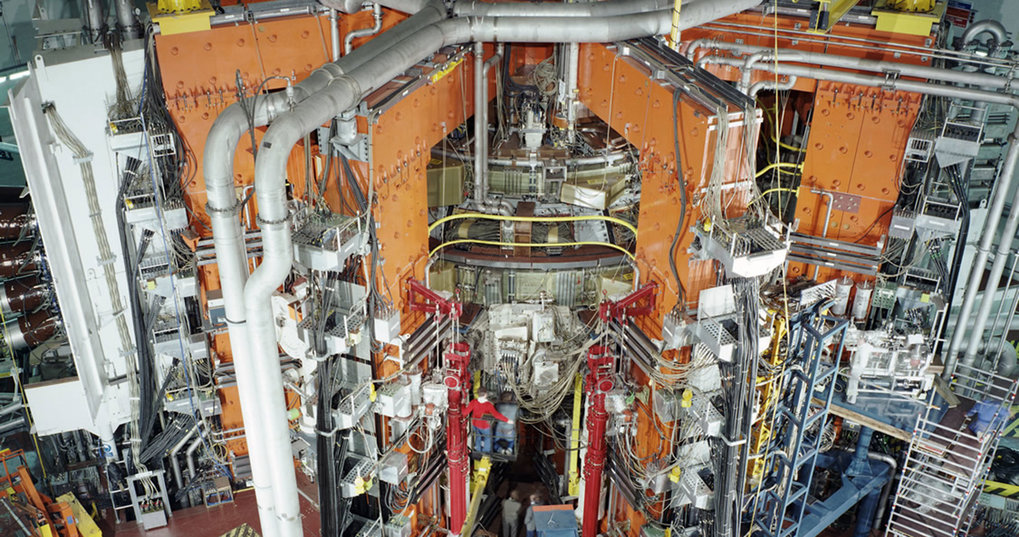In 1991 JET achieves the first deuterium-tritium-discharge in the history of fusion research: 2 megawatts of fusion power are produced for 2 seconds.