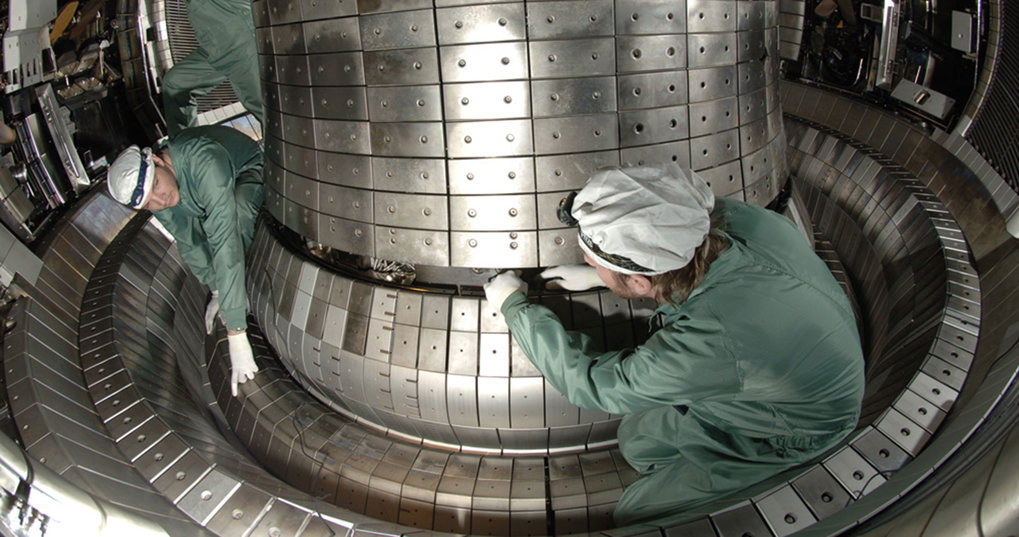 In 2007, after reconstruction, ASDEX Upgrade becomes the world's first and only device allowing experiments with a plasma vessel completely clad with metal, viz. tungsten.