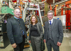 Besuch bei der Fusionsanlage ASDEX Upgrade: Bernd Sibler, Bayerischer Staatsminister für Wissenschaft und Kunst, Prof. Sibylle Günter, die Wissenschaftliche Direktorin des IPP und Staatssekretär Roland Weigert vom Bayerischen Staatsministerium für Wirtschaft, Landesentwicklung und Energie (von rechts nach links).