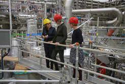 Besichtigung der Fusionsanlage Wendelstein 7-X: Birgit Hesse, Ministerin für Bildung und Wissenschaft des Landes Mecklenburg-Vorpommern, Bundesforschungsministerin Anja Karliczek und Prof. Sibylle Günter, die Wissenschaftliche Direktorin des IPP (von rechts).