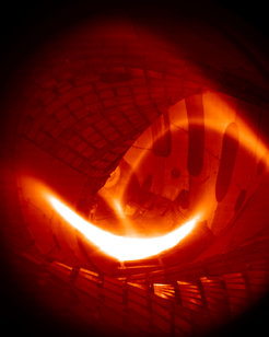 Das erste Wasserstoff-Plasma in Wendelstein 7-X wurde am 3. Februar 2016 erzeugt. Es dauerte eine Viertel Sekunde und erreichte – bei moderater Plasmadichte – eine Temperatur von rund 80 Millionen Grad Celsius.