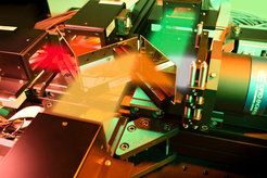 The winning photo shows the polychromator system of the helium spectroscopy, which Michael Griener developed and now operates at the Garching fusion device ASDEX Upgrade. The measuring apparatus observes the electrons in the plasma edge and delivers their temperature and density in high spatial and temporal resolution.