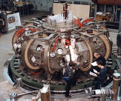 Wendelstein 7-AS während des Zusammenbaus. Zu sehen ist das äußere Stützgerüst, das den Kranz der Stellarator-Magnetspulen umgibt.