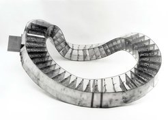 Die „Urform“ einer Magnetspule des Fusionsexperiments Wendelstein 7-AS: Die Außenkonturen der Spulenform wurden mit einer computergesteuerten Laser-Schneidemaschine aus ebenen Kunststoffplatten ausgeschnitten.