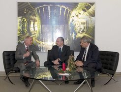 Besuch im IPP: Jo Krummacher, MdB; Axel Fischer, MdB, und Prof. Alexander Bradshaw, Wissenschaftlicher Direktor des IPP (von rechts nach links)