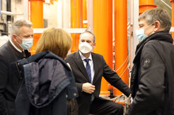 Besuch bei der Fusionsanlage ASDEX Upgrade: Staatssekretär Roland Weigert und der Bayerische Wirtschaftsminister Hubert Aiwanger (1. und 3. von links) im Gespräch mit Prof. Sibylle Günter, der Wissenschaftlichen Direktorin des IPP und Prof. Hartmut Zohm, Leiter des IPP-Bereichs Tokamak-Szenario-Entwicklung (2. und 4. von links).