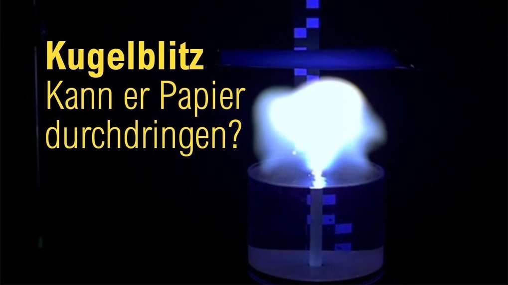 Aufsteigender Plasmaball, der auf ein Blatt Papier stößt (aufgenommen mit einer Hochgeschwindigkeitskamera mit 2000 Bildern pro Sekunde).