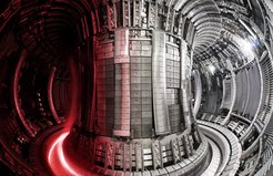 JET-Innenraum mit darübergelegter Plasmaaufnahme
