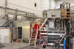 Neutralteilchen-Injektor des Wendelstein 7-X in der Experimenthalle