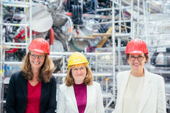 Von links vor Wendelstein 7-X: Bettina Martin, Ministerin für Wissenschaft, Kultur, Bundes- und Europaangelegenheiten des Landes Mecklenburg-Vorpommern, Prof. Dr. Sibylle Günter, Wissenschaftliche Direktorin des Max-Planck-Instituts für Plasmaphysik und Bettina Stark-Watzinger, Bundesministerin für Bildung und Forschung.