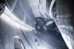 Blick in das Plasmagefäß von Wendelstein 7-X; in der Mitte oben sieht man den gekühlten Divertor mit den kohlenstofffaserverstärkten Kohlenstoffelementen.