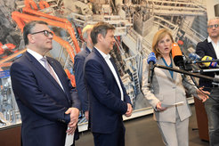 Staatsminister Dr. Florian Herrmann, Bundeswirtschaftsminister Dr. Robert Habeck und Prof. Dr. Sibylle Günter (v.l.n.r.)