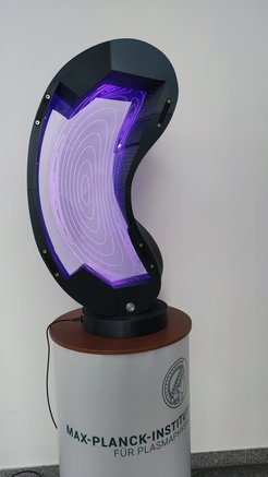 IPP exhibit at the Hannover Messe: The scaled-down model shows a segment of the vacuum vessel of the Wendelstein 7-X fusion experiment in Greifswald. Inside, the facility generates a gas several million degrees Celsius hot, which is confined by a complex magnetic field in a quasi contact-free manner.