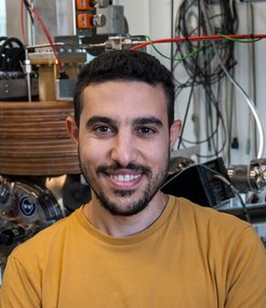 Andreas Theodorou in front of the experiment PlaQ.
