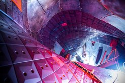 Blick ins Innere des Vakuumgefäßes von Wendelstein 7-X in Greifswald.