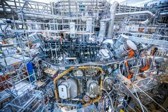 Blick in die Experimenthalle von Wendelstein 7-X.