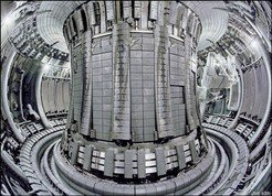 Das neu ausgekleidete Plasmagefäß: 4500 Kohlenstoffkacheln wurden – mit Hilfe eines ferngesteuerten Roboterarms (rechts hinten) – durch Beryllium- und Wolfram-beschichtete Kacheln ersetzt
